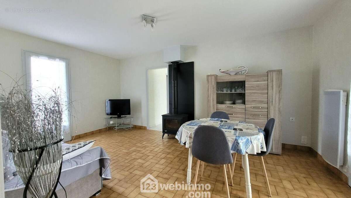 Un poêle à bois et ouverture sur la véranda - Maison à LONGEVILLE-SUR-MER