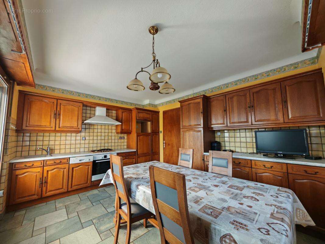 Maison 7 pièces - 4 chambres - Sous sol - Terrain 8.5 ares - photo 9