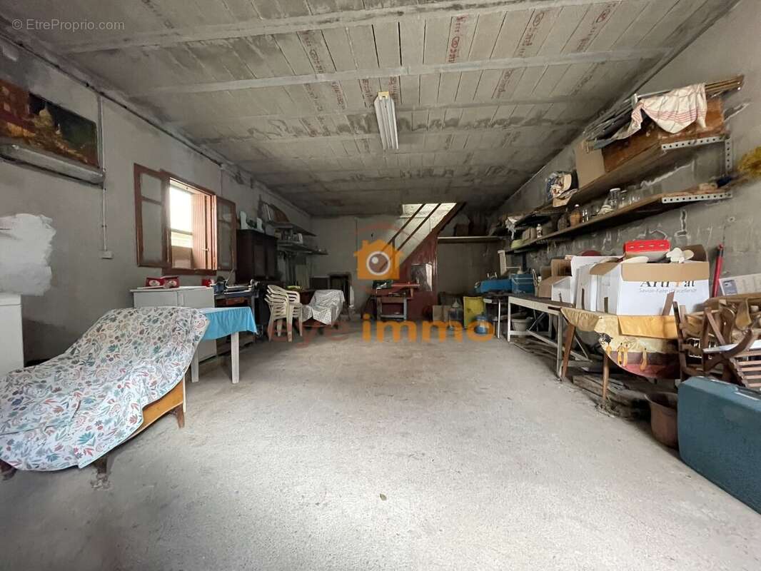 Commerce à LESPIGNAN