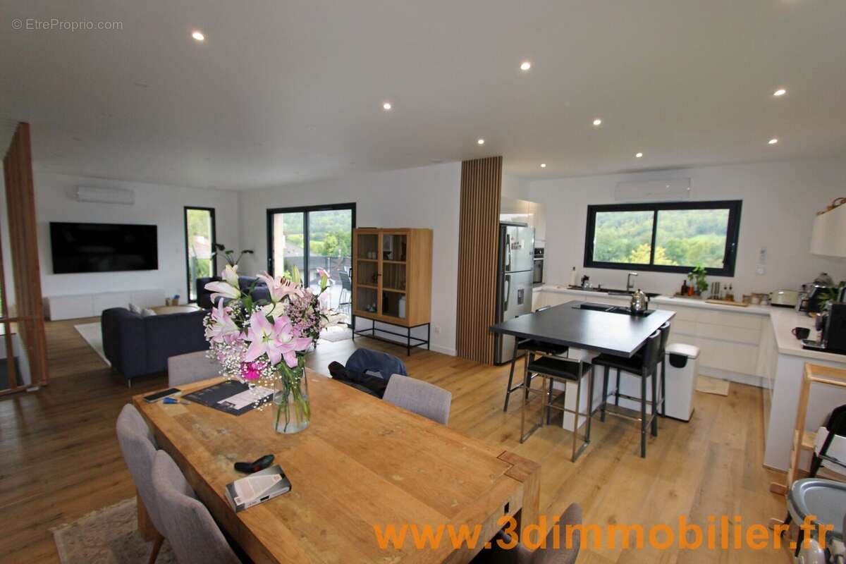 PIECE DE VIE 55 m² - Maison à LONS-LE-SAUNIER