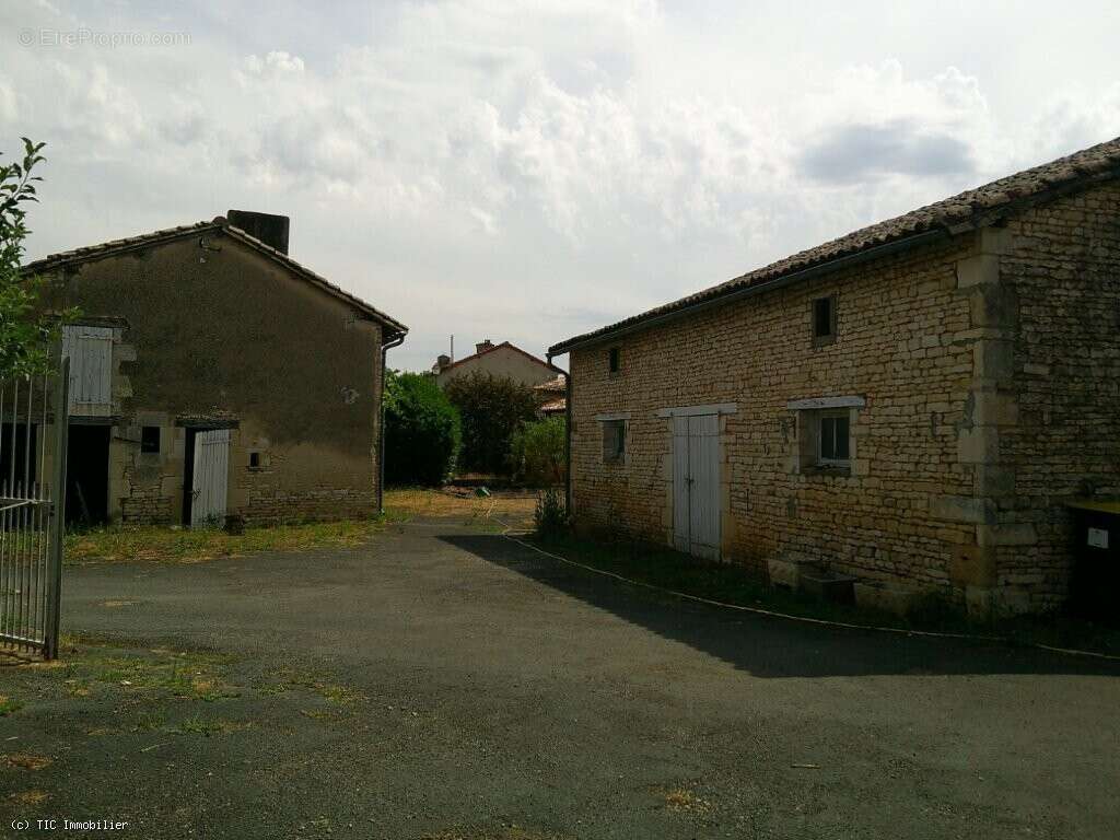Maison De Campagne Avec Une Deuxième Maison Et D'Autres Dépendances - photo 3