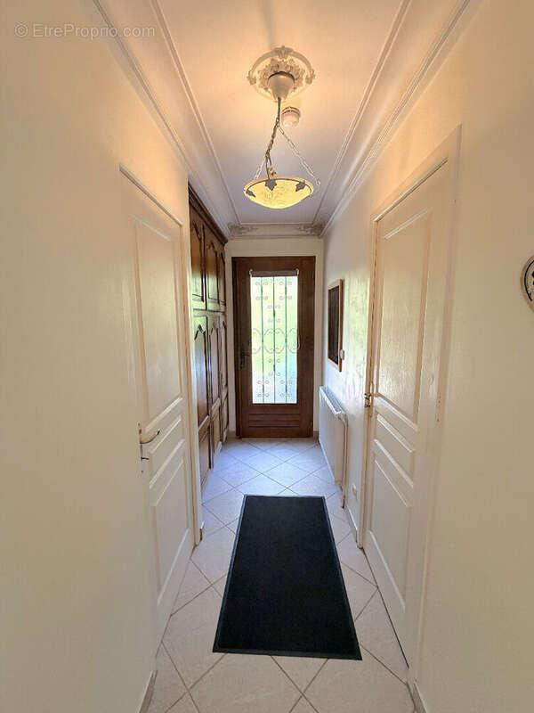 Charmante maison de 111 m2 avec dépendance - 5 pièces à Thiers-sur-Thève ! - photo 3