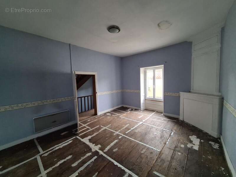 Appartement à VILLEBOIS-LAVALETTE