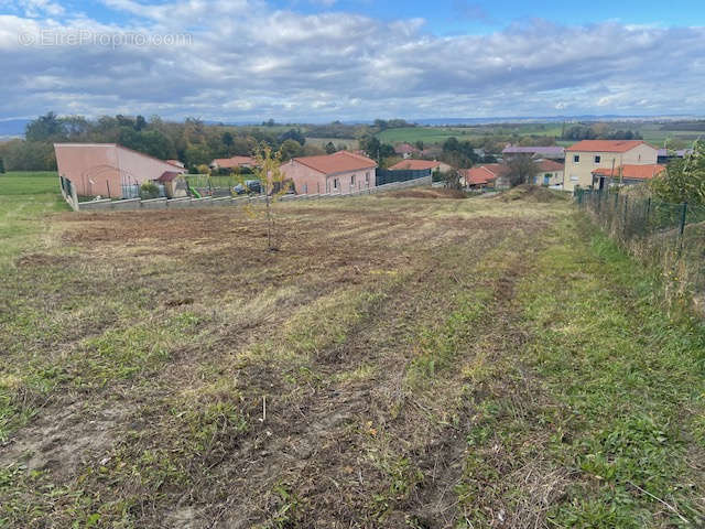 Terrain à LUZILLAT