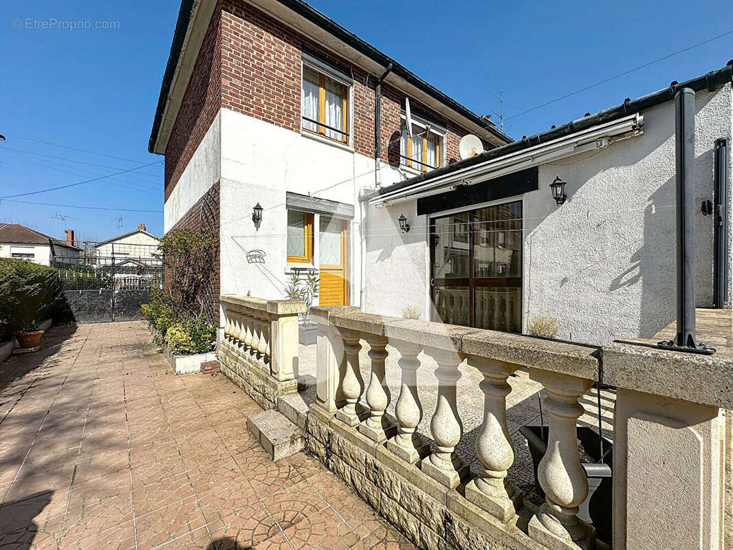 Maison à QUIEVRECHAIN