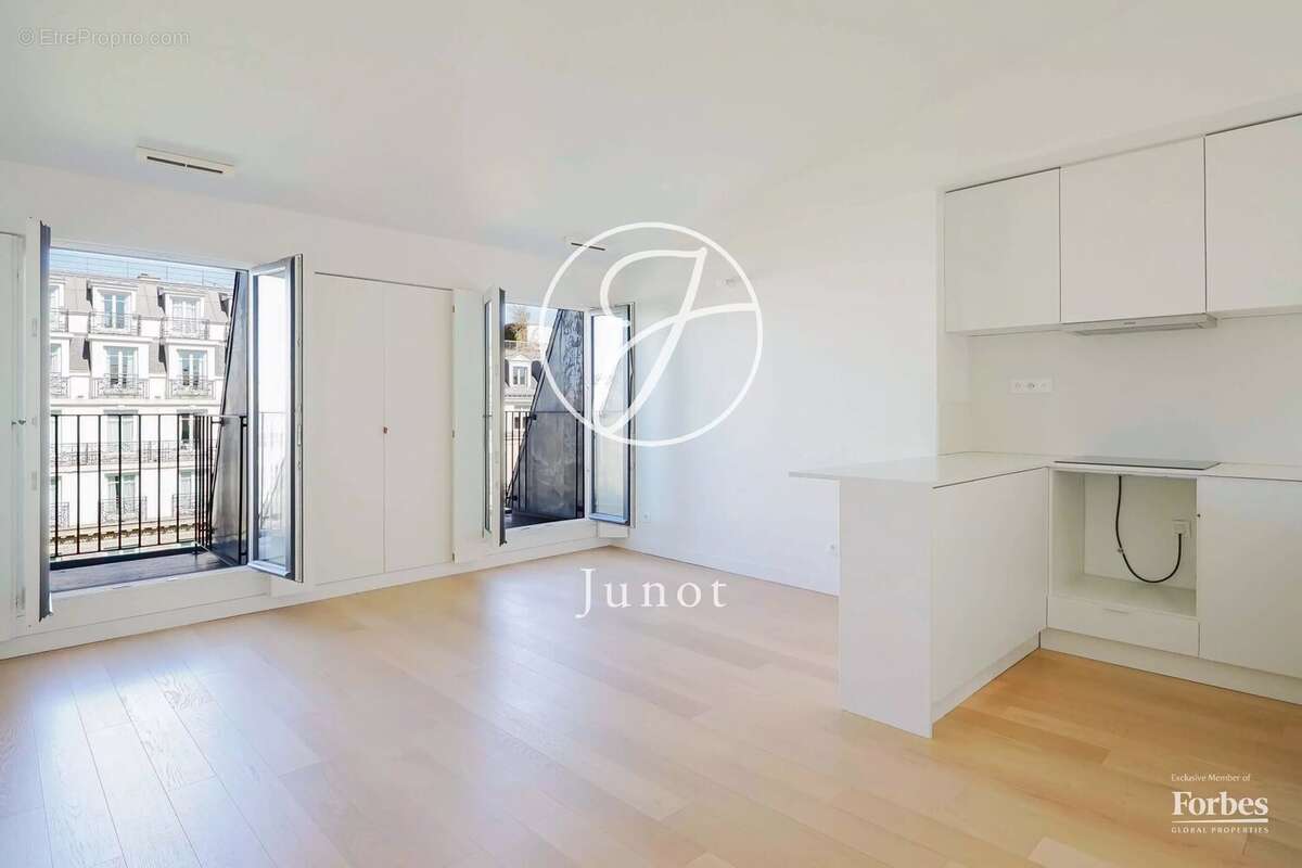 Appartement à PARIS-8E