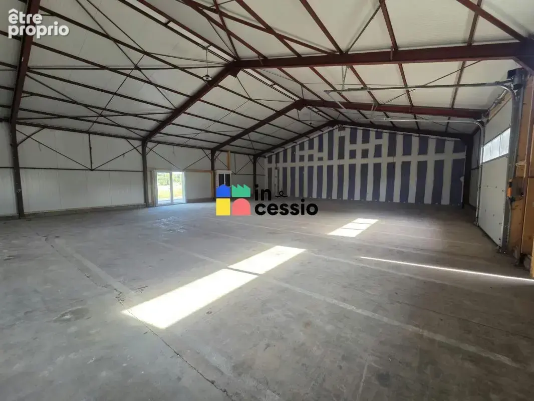 ? À vendre – Cellules d'activité 300 m2 totalement rén - photo 9