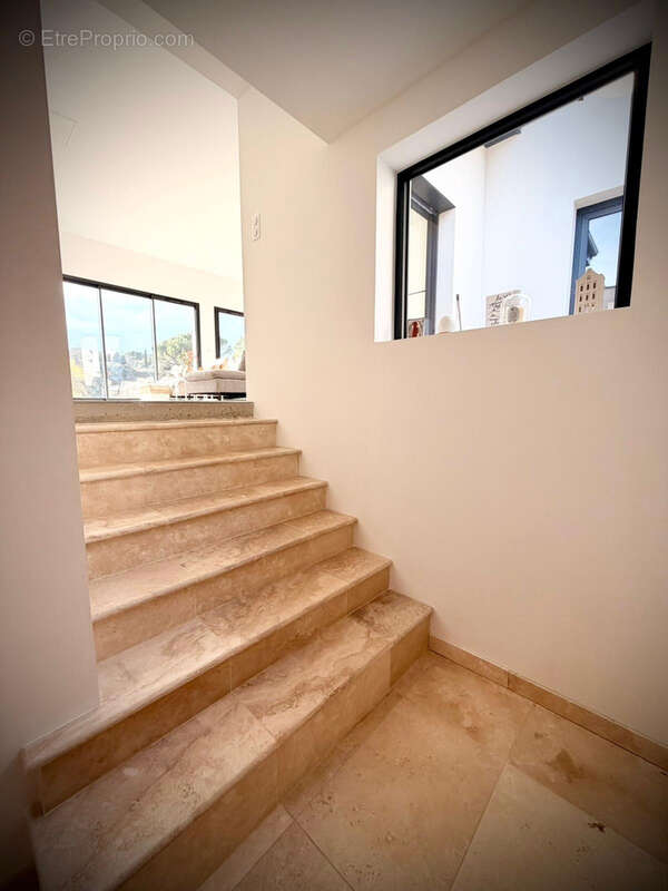 Maison à SUZE-LA-ROUSSE