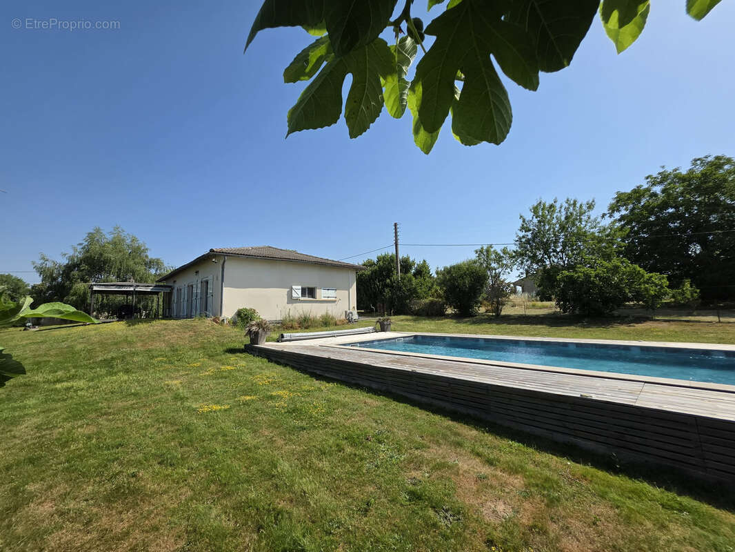 Elegante villa de plain peid avec piscine et vaste terrain - photo 2