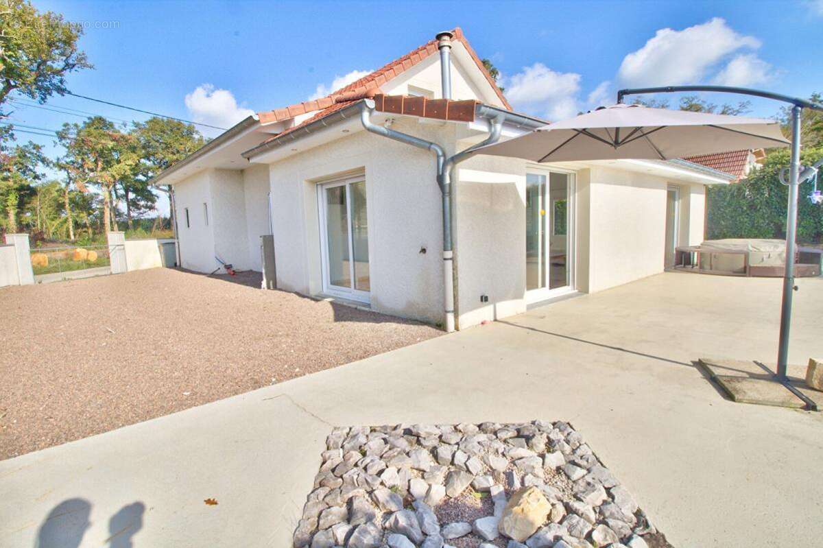 Maison à COMMENAILLES