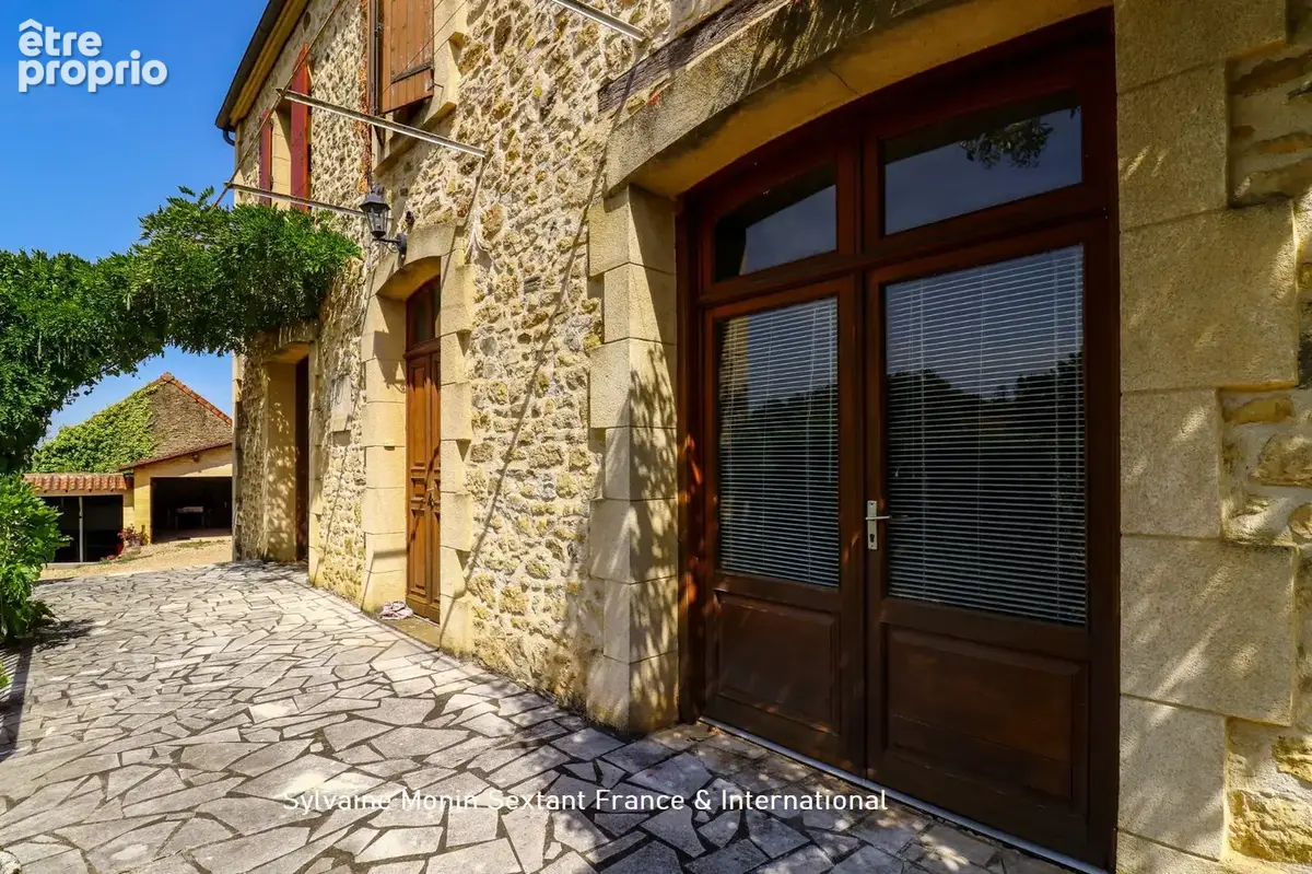 Elegante maison de caractère en pierre, 6 chambres, piscine, dépendances sur un terrain arboré de 5 000 m2 - photo 4