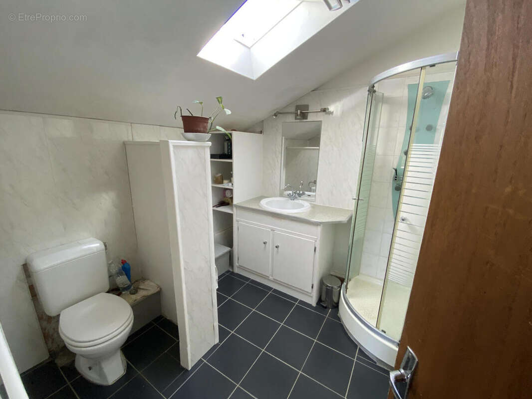 salle d'eau wc étage - Maison à AUBETERRE-SUR-DRONNE