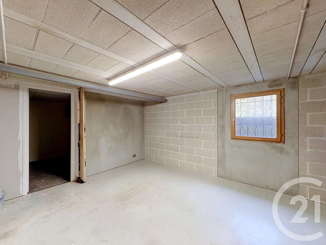 Maison 111 m² à La Riviere-De-Corps  - photo 14