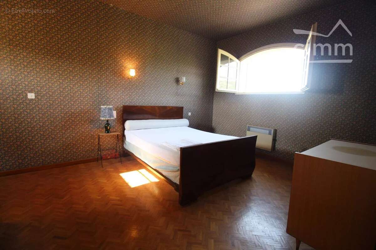 A vendre une villa de 216m² avec annexes et grand garage sur une parcelle de 9755m² - photo 7