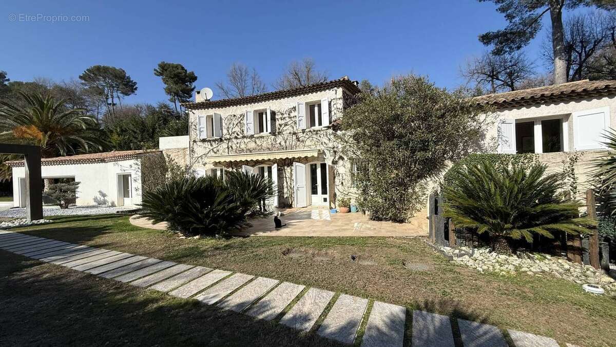 Maison à ROQUEFORT-LES-PINS