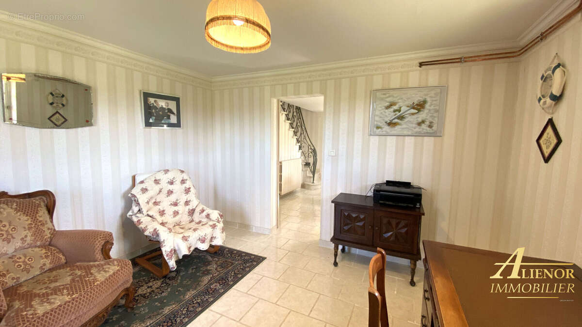 Maison avec piscine, studio et hangar de 255m²  - 24310 Bourdeilles - photo 13