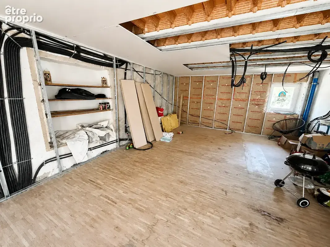 Ancien corps de ferme rénové   145 m2 habitables avec 160 m2 d’annexes - photo 7