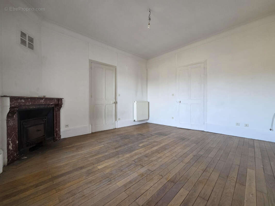 Appartement à NIVOLAS-VERMELLE