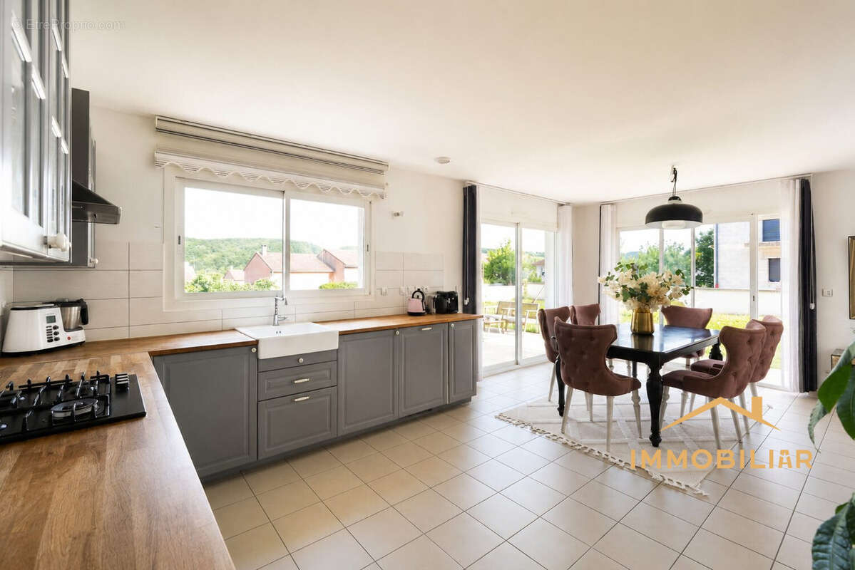 Maison 156 m² à Lancrans  - photo 4