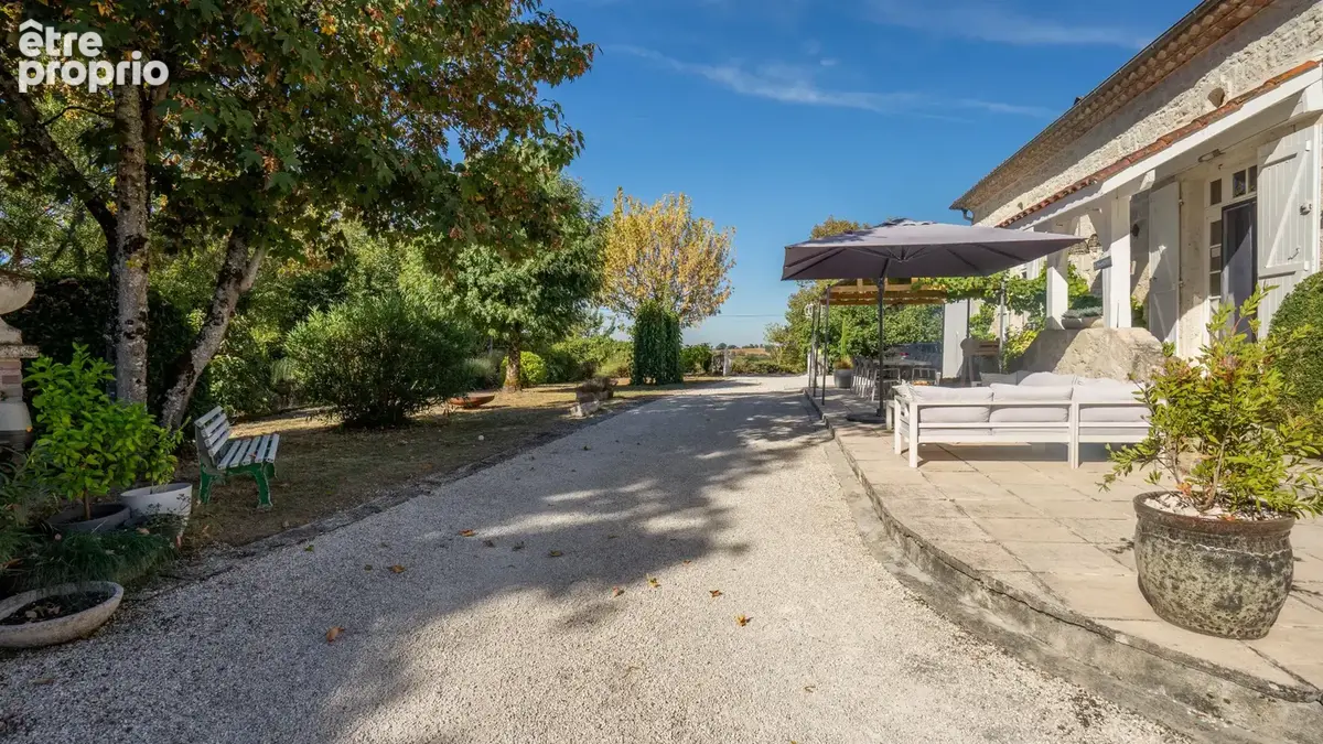 Belle propriété quercynoise avec 2 grandes maisons, piscine et 1 ha terrain - photo 4