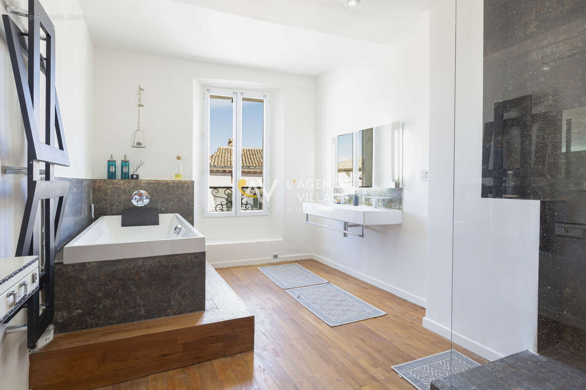 Appartement à LA GARDE-FREINET