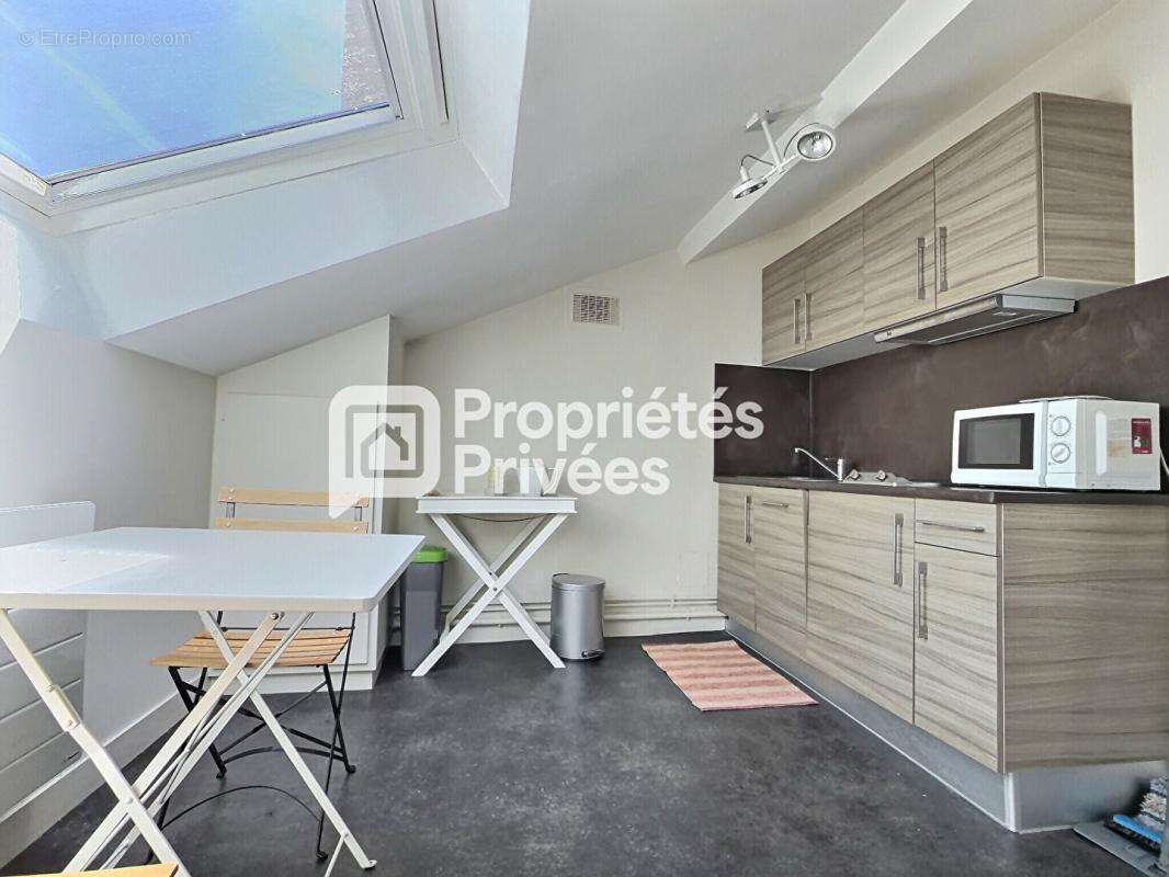 Superbe immeuble rénové d'env. 430m²  avec 7 appartements T2 meublés + 2 locaux commerciaux et caves en plein centre historique  - photo 15