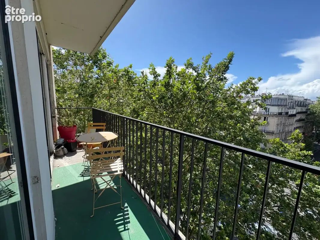 Paris 18e – Ordener / Marcadet – 6ème étage avec ascenseur, balcon-terrasse et vue dégagée - photo 2