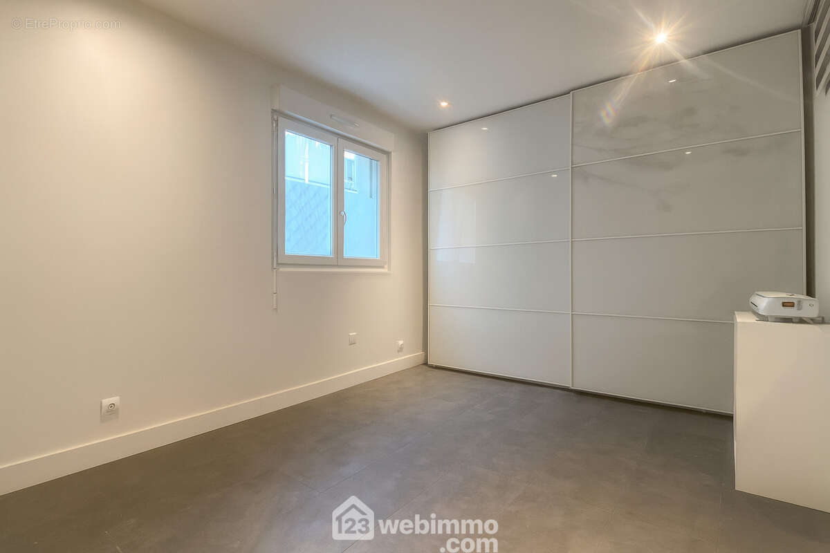 Elle bénéficie d?un dressing intégré, très pratique au quotidien. - Appartement à REIMS