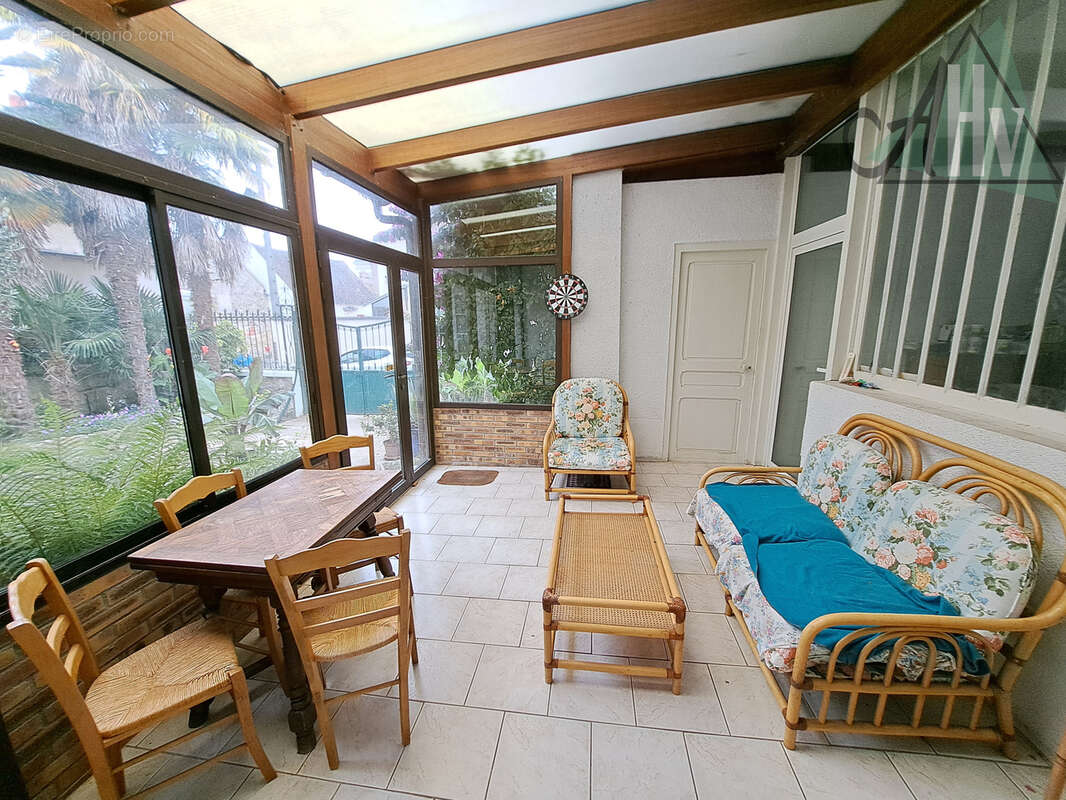 Exclusivité - Villeneuve la Guyard - Viager occupé - Maison de 146 m2 avec 3 chambres et beau jardin. - photo 13