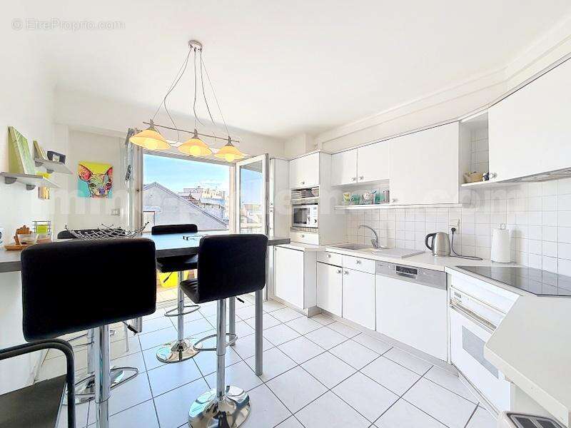 Appartement_T4_Annemasse_transformé_en_T3_Proche_Genève_Ceva_tram_Suisse_investissement_hyper_centre_Séjour_Halle_cuisine_séparée_ - Appartement à ANNEMASSE