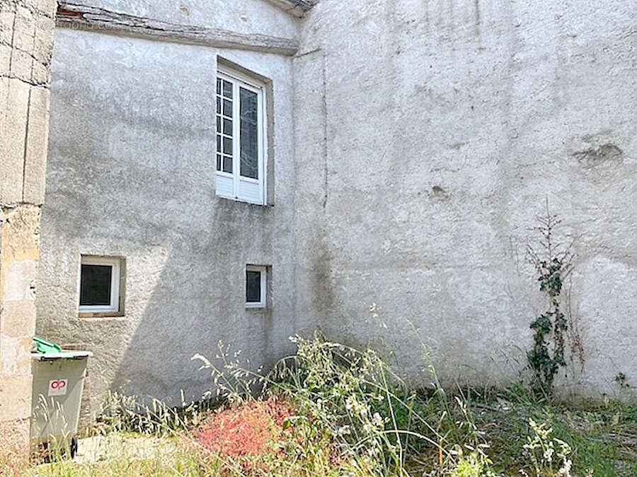 Local à réhabiliter sur 2 niveaux habitation ou commerce 93 m2+ jardin et stationnement - photo 5