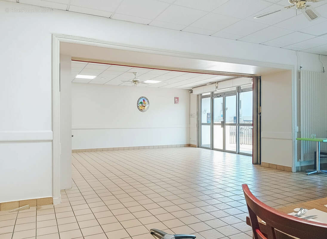 Local commercial +appartement+ 2 places de parking privatives - photo 2