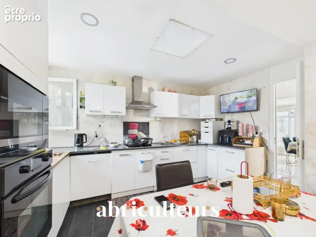 Maison familiale de plain pied - 5 chambres - 134 m²  - avec jardin, terrasse et 3 stationnements — Bezons - photo 6