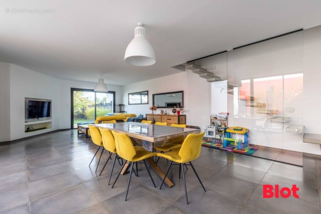 Maison 165 m² à La Meziere  - photo 2