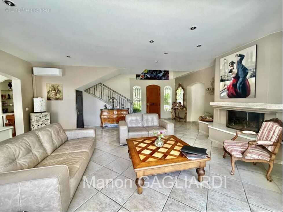 Maison à SAINT-CYR-SUR-MER