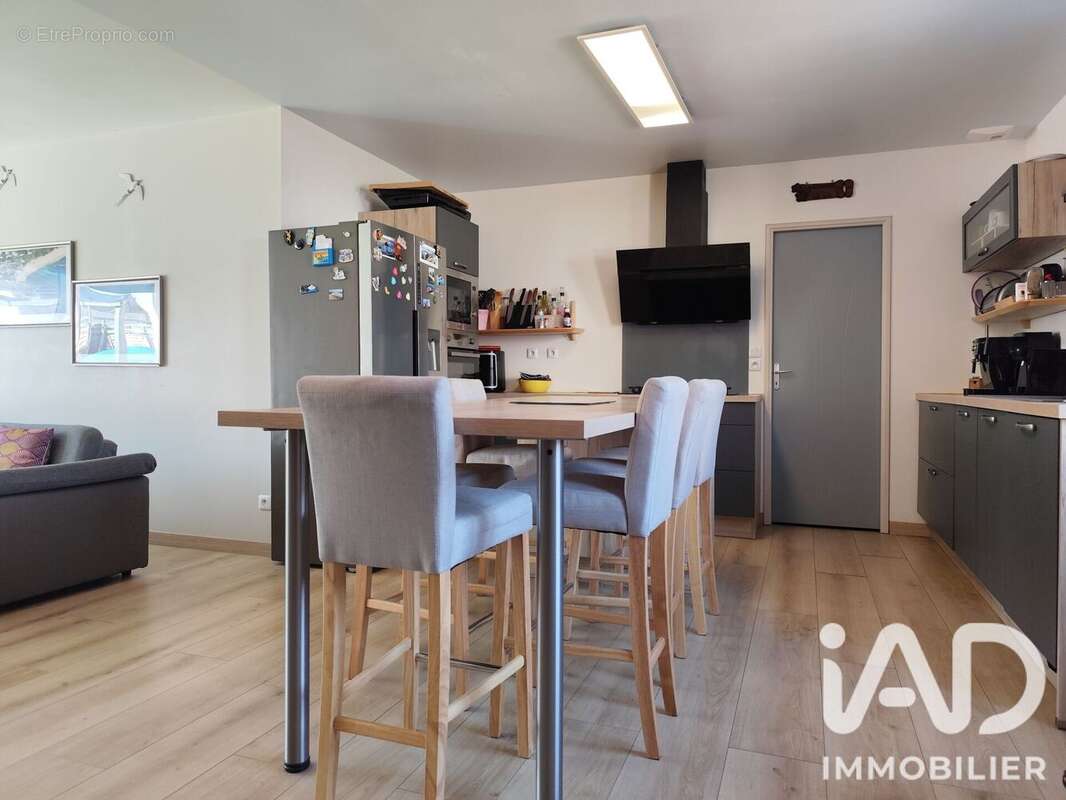 Maison 111 m² à Saint-Jean-De-La-Ruelle  - photo 3