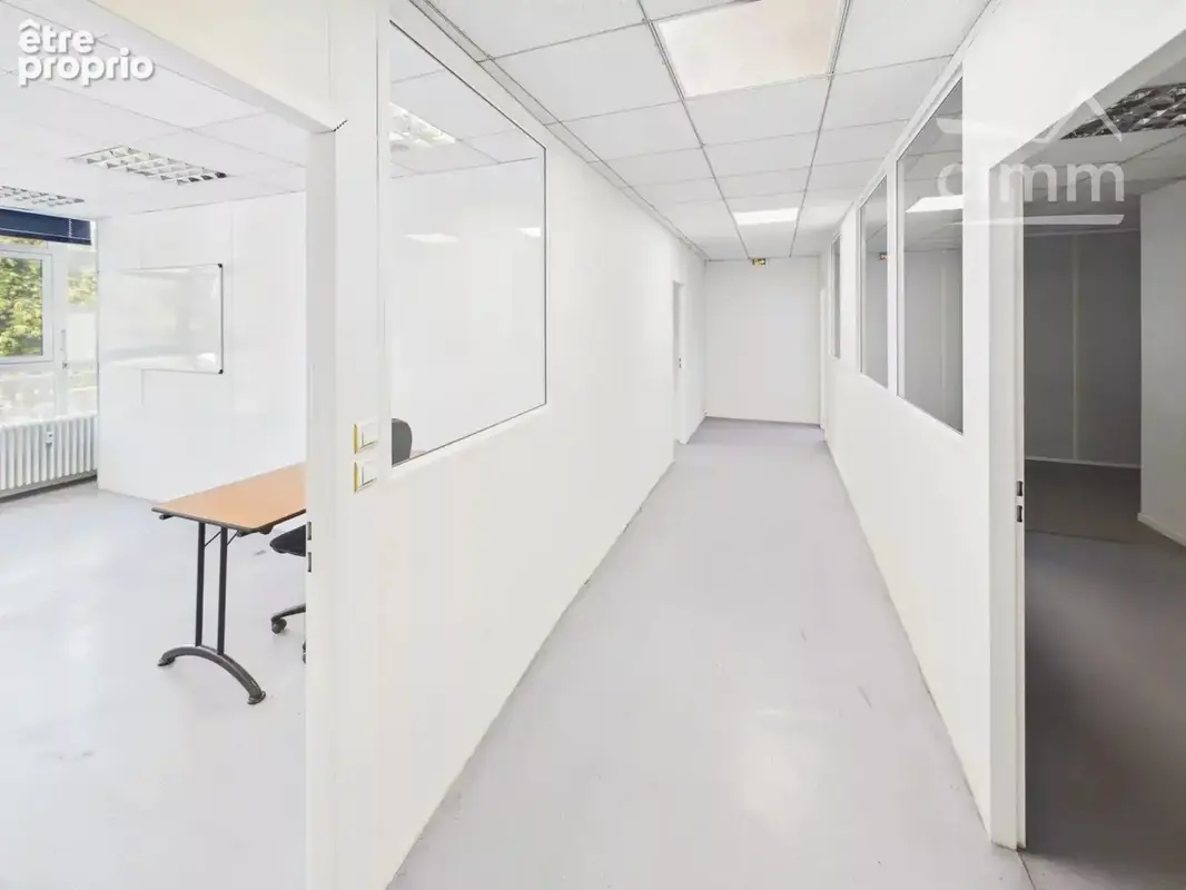 Local Commercial / Bureaux de 228 m² - Quartier de l'Aigle - photo 16