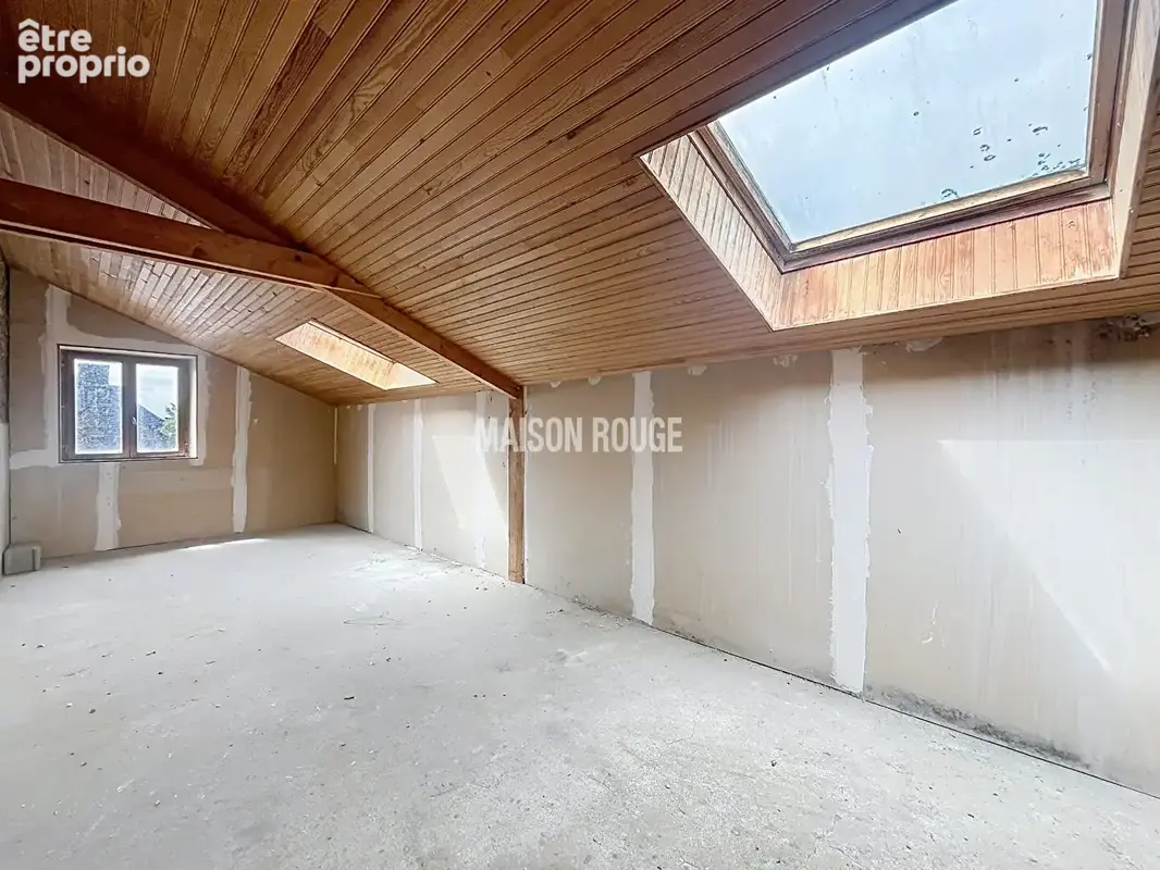 TRESSE - Maison en pierre à rénover avec jardin de 900 m², garage et beau potentiel d'aménagement - photo 12
