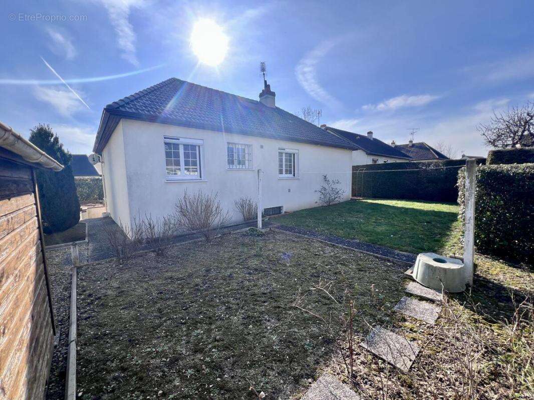 Maison à SAINT-JEAN-DE-BRAYE