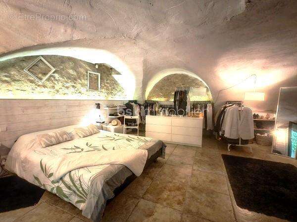 Maison à SAINT-CHAPTES