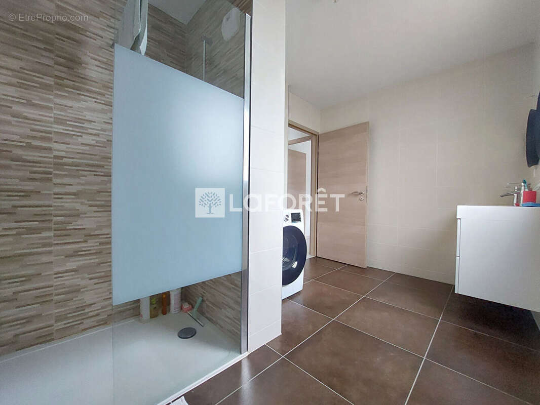Unique ! F3 cosy dans superbe résidence contemporaine avec terrasse 44 m2 + grand garage - photo 5