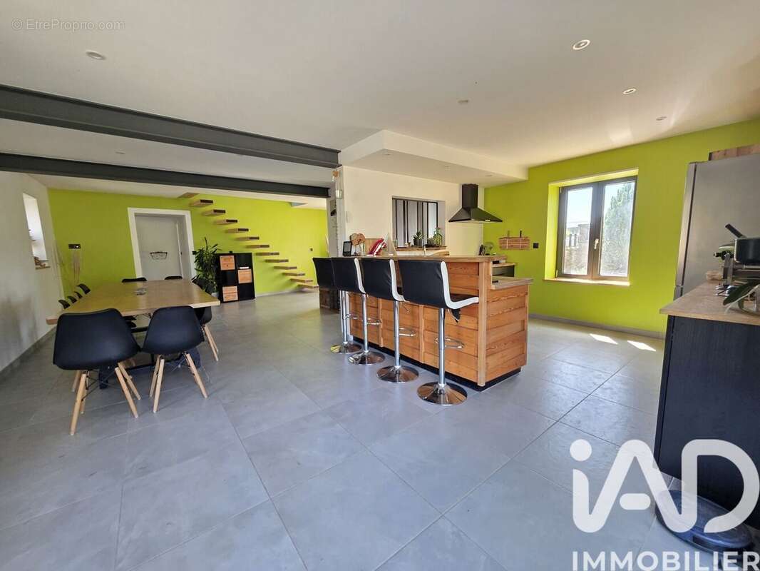 Maison 223 m² à Saint-Gervais-D'auvergne  - photo 2
