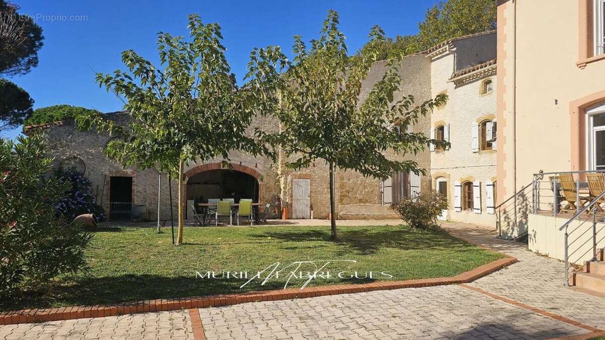 Maison de maître de 315 m2 avec  grandes dépendances, piscine chauffée, grand parc  de 3500 m2 - photo 5