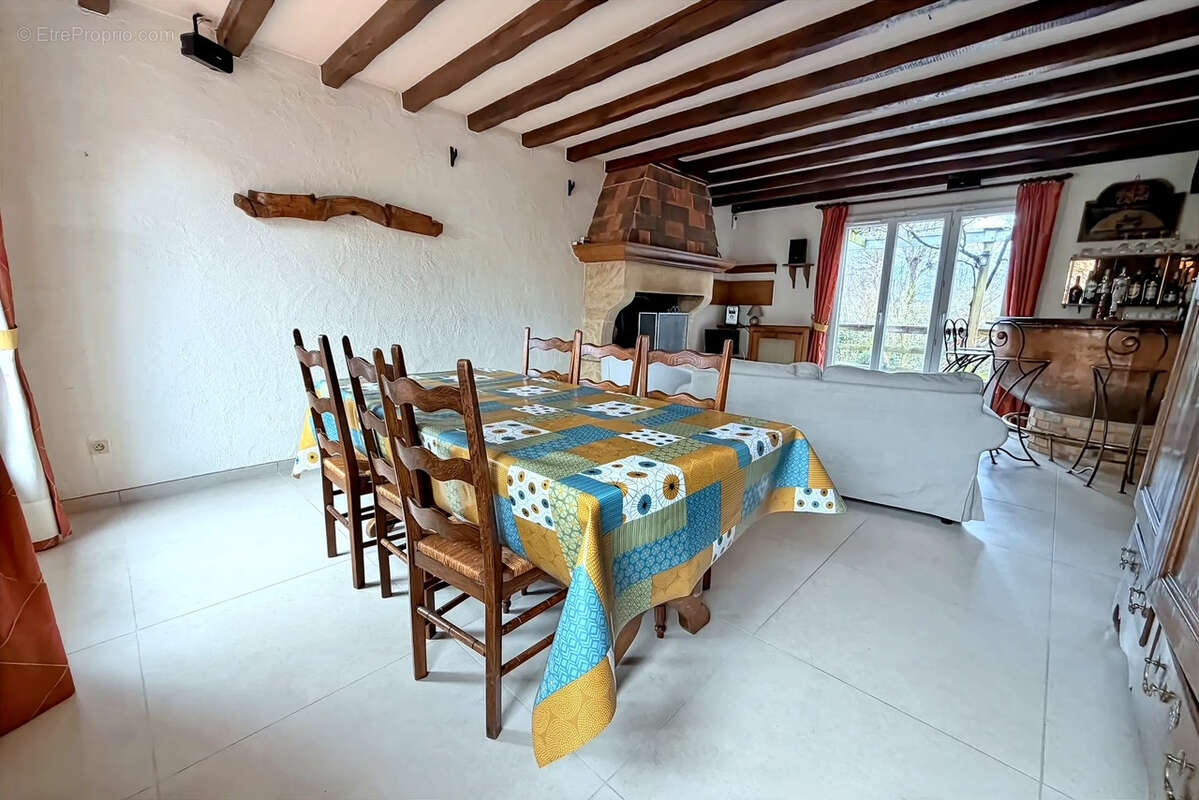 Maison à CONDE-SAINTE-LIBIAIRE