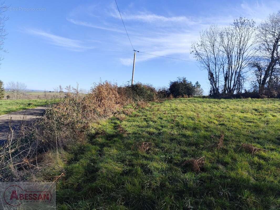 Terrain à SAINT-PIERRE-DE-TRIVISY
