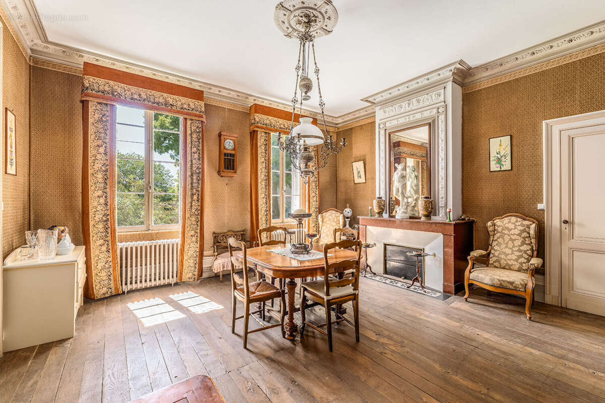 Maison à SAINT-CHRISTOPHE-DES-BARDES