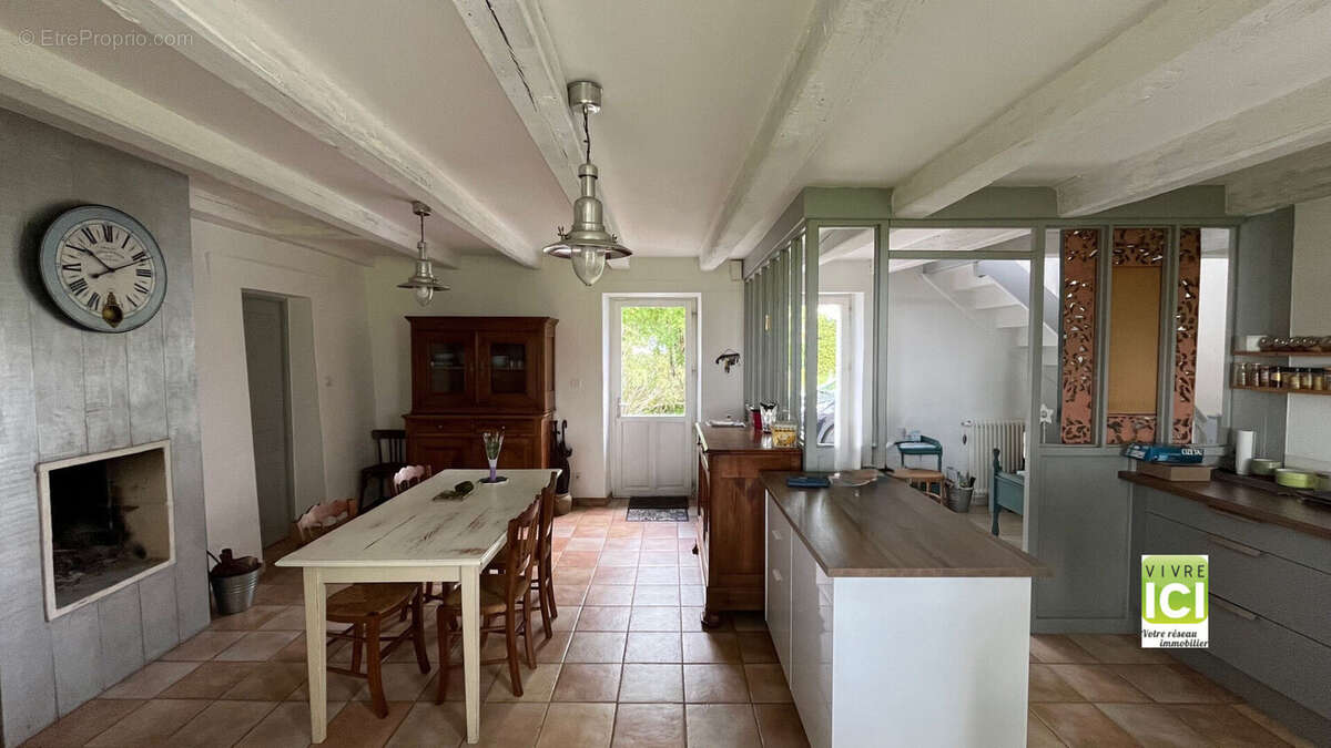 Maison à LA CHAPELLE-BASSE-MER