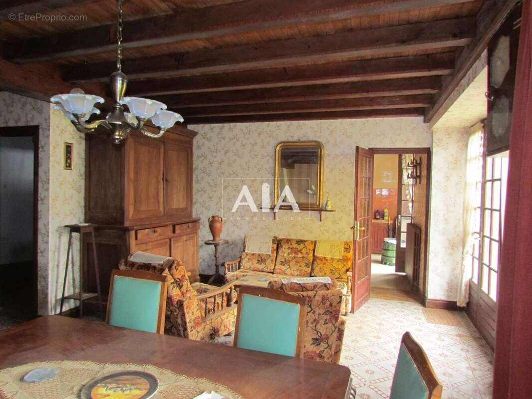 Maison à LES ADJOTS