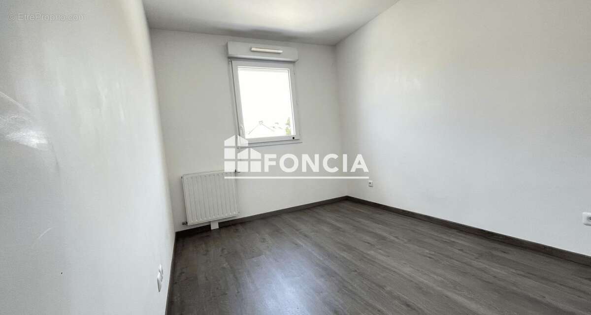 En exclusivité Foncia : situation idéale au coeur du bourg pour ce T3 récent - photo 8