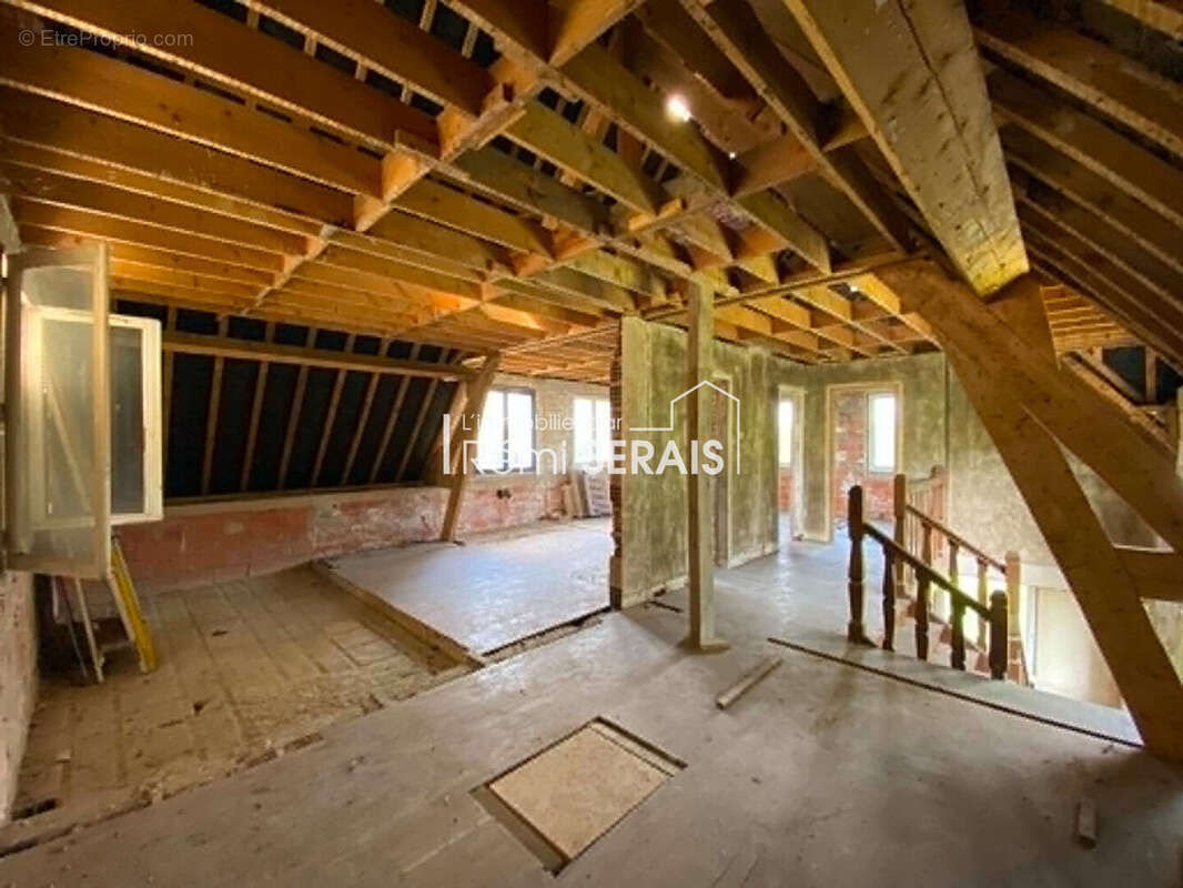Maison à réhabiliter avec grand terrain et vue dégagée -14260 - photo 8